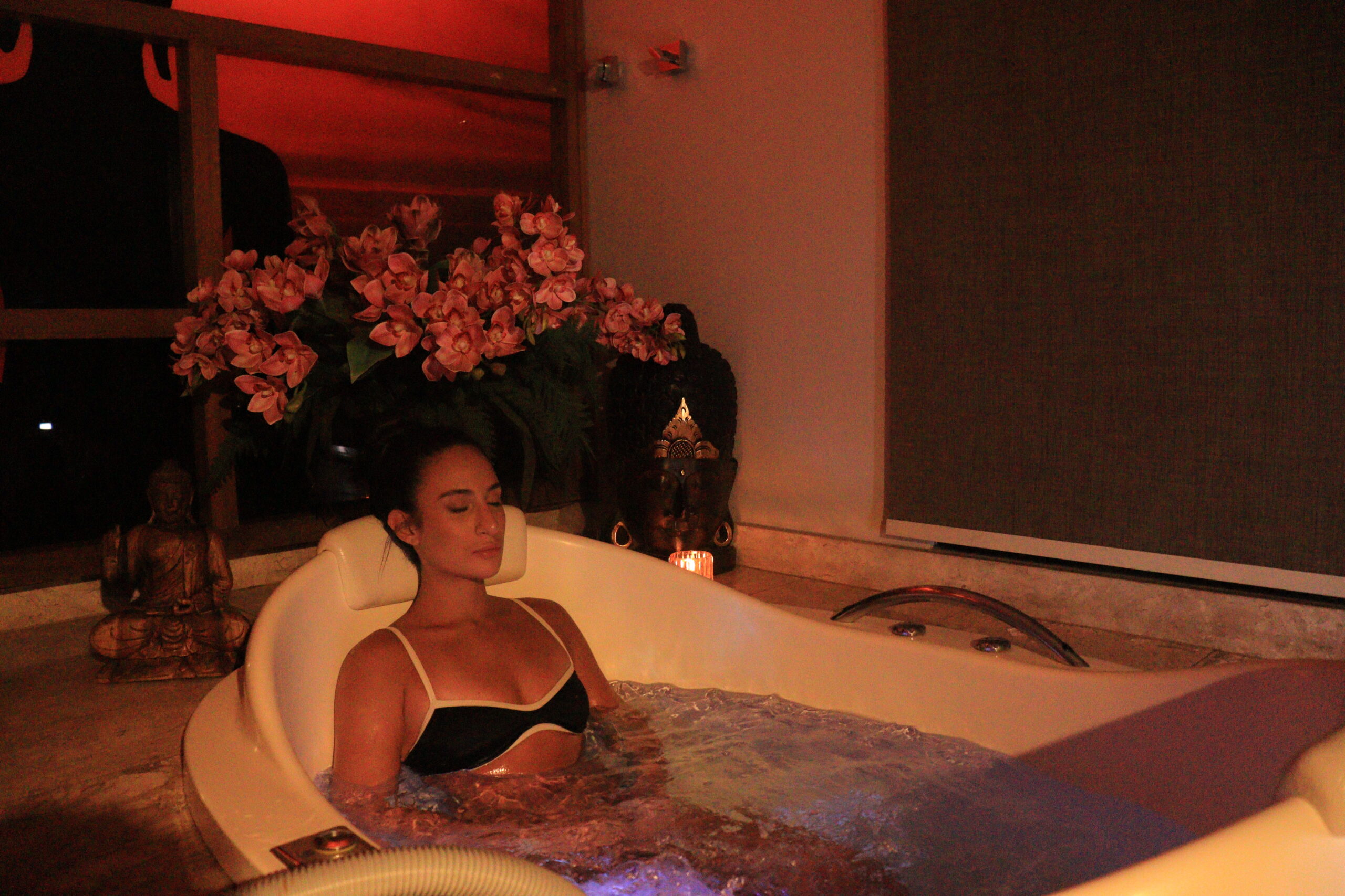 Mulher relaxando em piscina de hidroterapia com iluminação suave