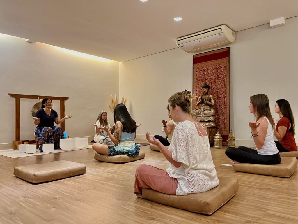 Mulher relaxando em sala de spa moderna com painel digital mostrando opções de rituais de bem-estar