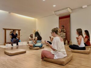 Mulher relaxando em sala de spa moderna com painel digital mostrando opções de rituais de bem-estar