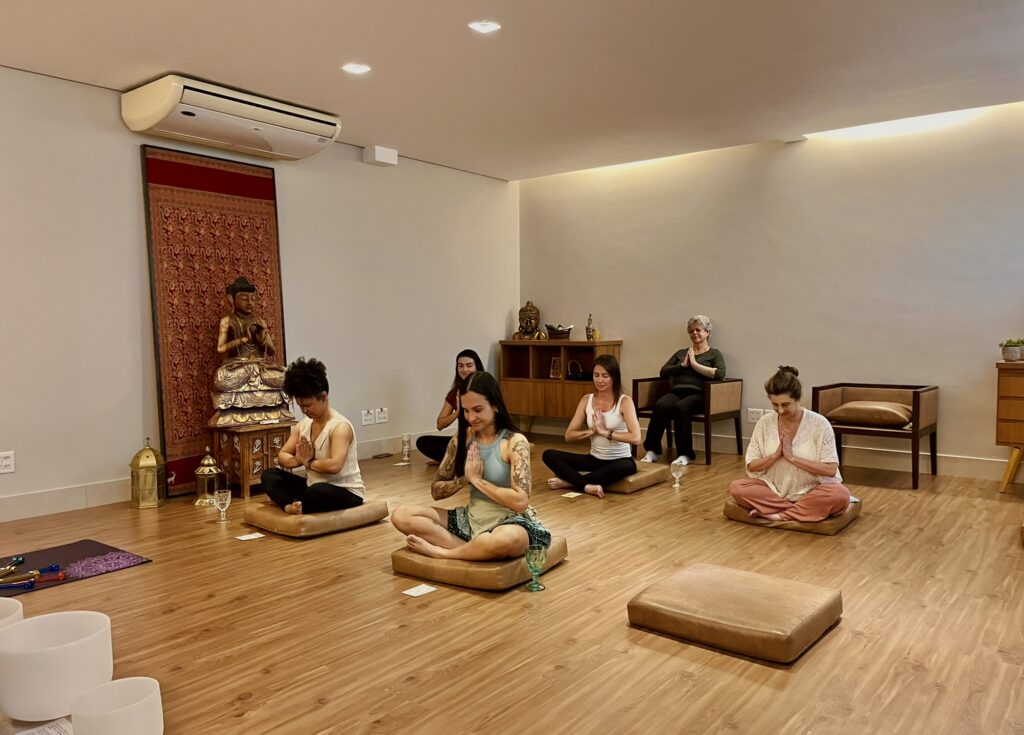 Sessão de terapias integrativas em ambiente natural com terapeuta e paciente relaxados