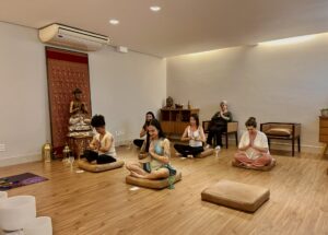 Sessão de terapias integrativas em ambiente natural com terapeuta e paciente relaxados