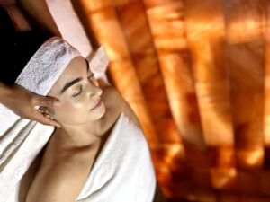 Mulher relaxa em banheira com ervas e frutas cítricas em clima de spa